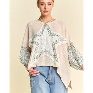 DAVI & DANI Cream Waffle Knit Pullover with Blue Floral Star
